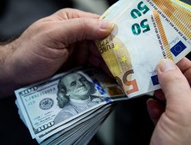 Пока доллар и евро дешевеют в Беларуси, на бирже ставят свои рекорды