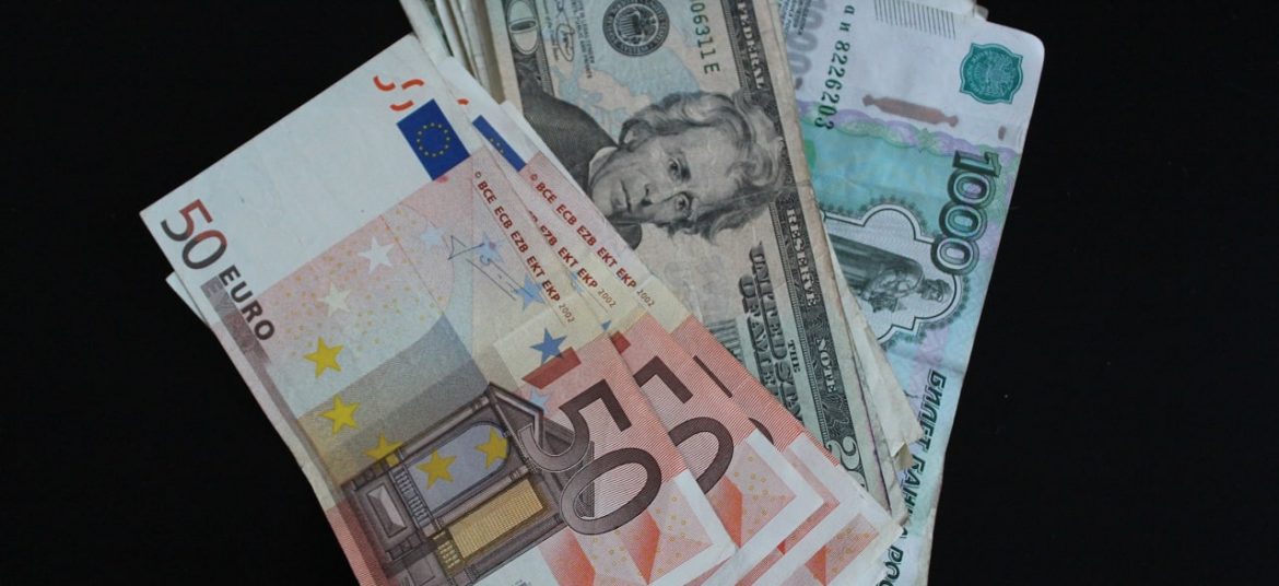 Доллар опустился ниже 2,50 рубля. Чего ожидать дальше от курсов валют в Беларуси?