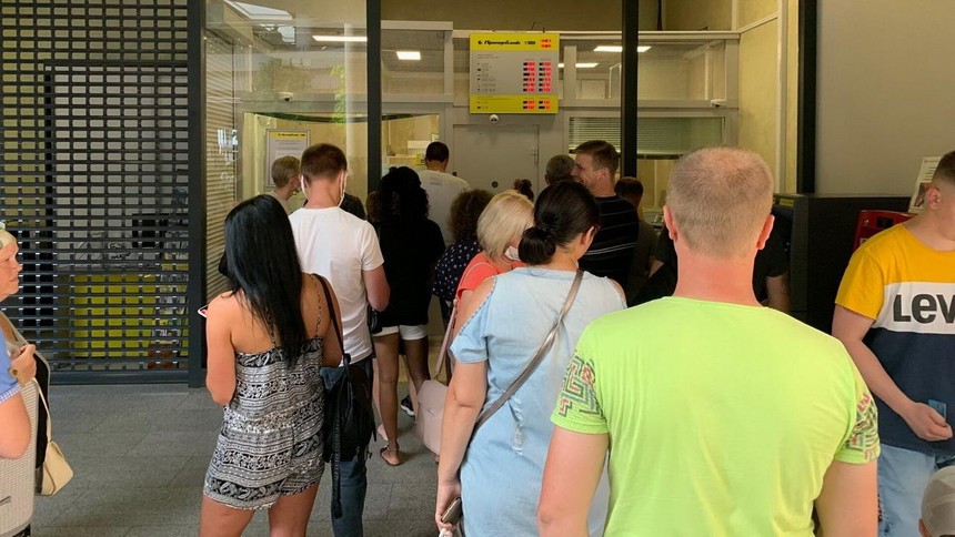 Белорусы стали активнее скупать доллары, а золотовалютные резервы страны снижаются