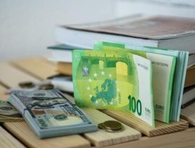 Доллар и евро в Беларуси стремительно дешевеют. К чему бы это?