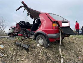 Два «Фольксвагена» жестко столкнулись на сельской дороге в Брестской области