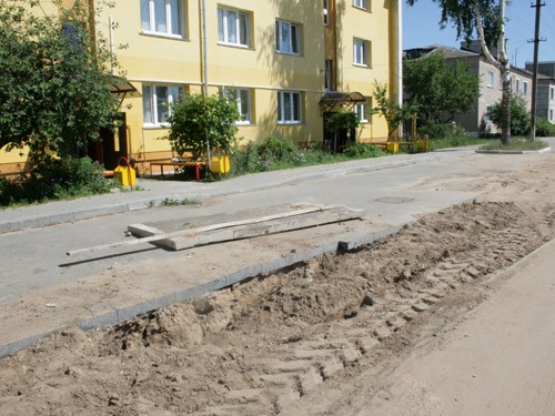 Двор после замены коммуникаций превратился в испытательный полигон