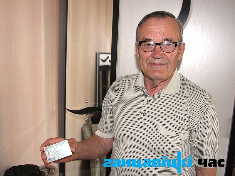 Иван Алексеевич показывает заветную грин-карту.