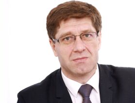 Неподелом прятаться от журналистов